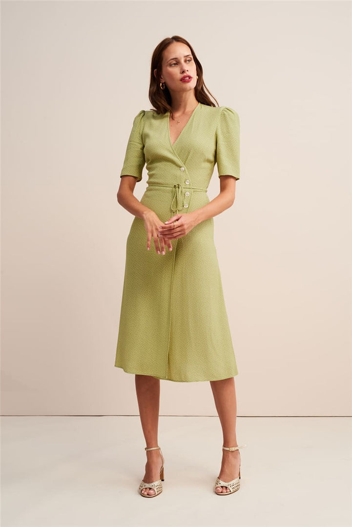 Summer French vintage V-neck linen dress with puff sleeves, perfect for a chic and breezy look