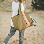 Load image into Gallery viewer, VIENI&#39;s linen beach bag, combining style and functionality for your summer adventure
