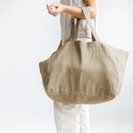 Load image into Gallery viewer, VIENI&#39;s linen beach bag, combining style and functionality for your summer adventure
