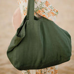 Load image into Gallery viewer, VIENI&#39;s linen beach bag, combining style and functionality for your summer adventure
